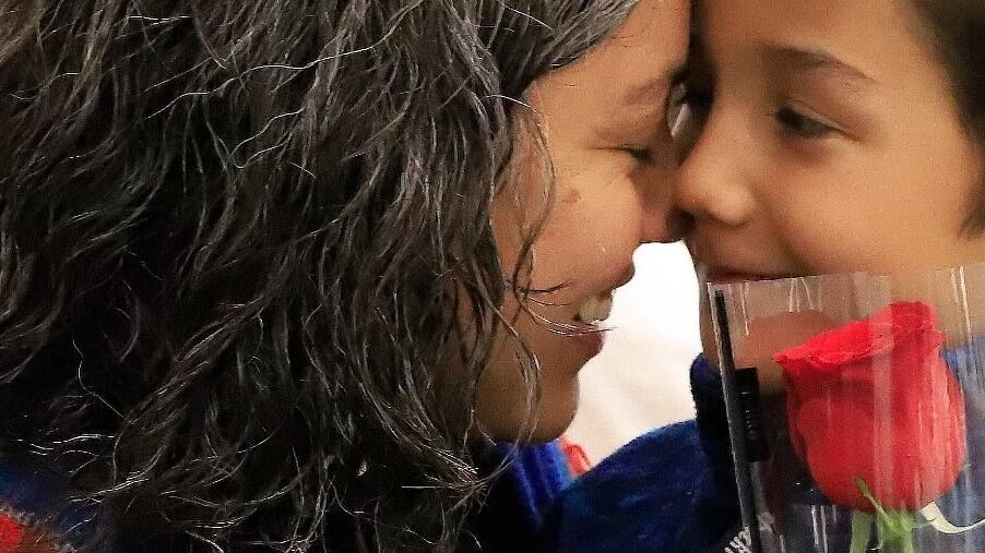 Imagen referencial de la conmemoración del Día de la Madre, entre una mamá y su hijo.