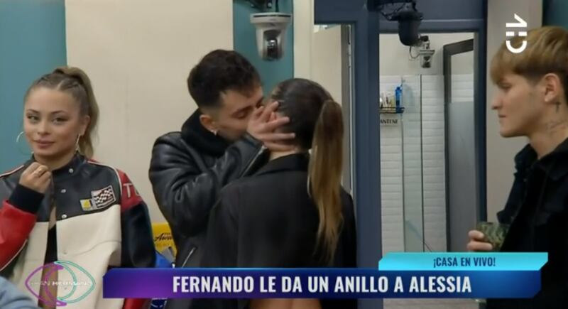 El jueves cuatro exparticipantes de Gran Hermano, Ariel, Maite, Francisco y Bambino reingresaron a la casa estudio en Argentina, sorprendiendo a sus compañeros. Pero, no se trataba de una vuelta con camas y petacas, sino como parte de una actividad llamada “El congelado”. Esto significaba que los de afuera podían interactuar, hablar y tocar a sus compañeros que permanecen en el encierro, pero no al revés. 
Fue así como llegó el turno de Fernando Altamirano, quien entró con un ramo de flores y una sorpresa para la ex participante de The Voice, con quien inició una relación durante su participación en el reality de CHV.
Tras hablar con sus compañeros y entregarles distintos mensajes, que en redes sociales fueron considerados como información privilegiada desde el exterior, Bambino se acercó a Alessia y le prometió amor eterno, colocándole un anillo en uno de sus dedos. 
“No te voy a fallar nunca. Y cuando suene esta hue...(la alarma) y puedas moverte, necesito que vayas a tu velador y vayas a leer esto, porque seguramente te lo van a quitar, pero no me interesa. Me van a retar y me importa un pic...”, le dijo, para luego besarla con profundo amor, tras haber dejado la carta sobre el mueble. 
“Te amo, te vamos a estar esperando afuera...te amo con todo mi corazón”, se despidió, mientas Alessia lloraba. 
Posteriormente, la joven se aceró a la leer la nota, pero fue solicitada por la producción de Gran Hermano para que la entregara, puesto que está prohibido recibir cualquier tipo de información. 
“Este otro entró a violentar sicologicamente a alessia, dejó una carta con información y les dijo que el los defendia afuera a la pieza o sea les entregó info, sanción por tonto”, fueron algunos de los comentarios.