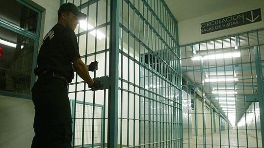 Denuncian celdas de lujo del Tren de Aragua en Santiago 1: whisky, ropa de diseñador y sistema eléctrico paralelo