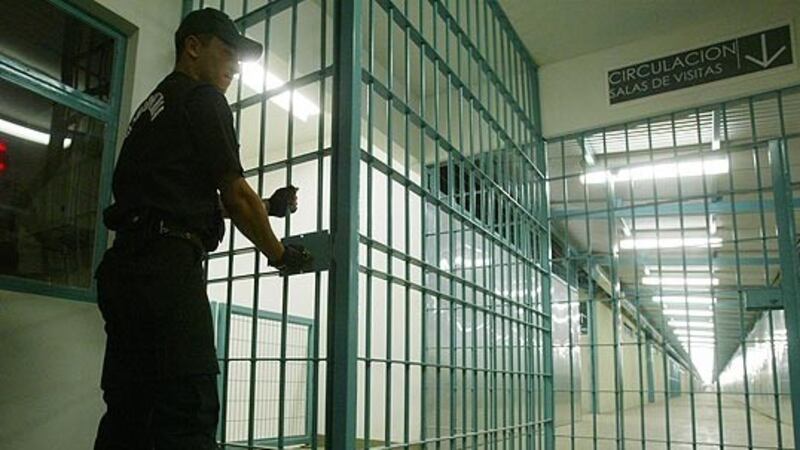 Denuncian celdas de lujo del Tren de Aragua en Santiago 1: whisky, ropa de diseñador y sistema eléctrico paralelo