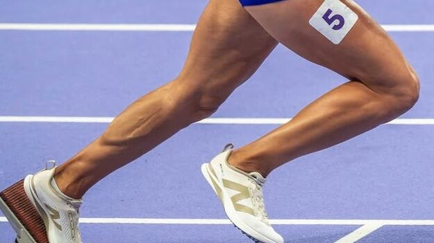 Imagen referencial de una atleta corriendo en una competencia.