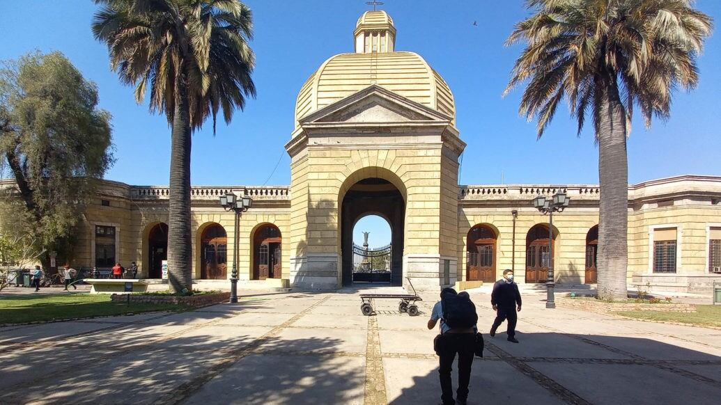 Multan al Cementerio General por irregularidades sanitarias: hallaron cerca de 1.400 restos humanos en bolsas