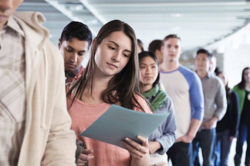 Los reyes del verano en las empresas: radiografía a los practicantes en Chile