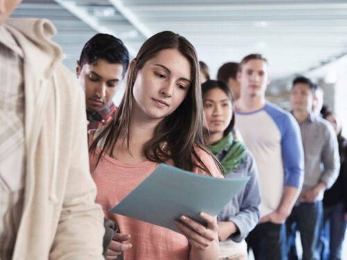 Los reyes del verano en las empresas: radiografía a los practicantes en Chile