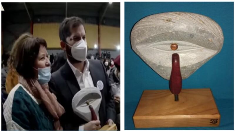 Gabriel Boric, recibe escultura en homenaje a Gustavo Gatica.