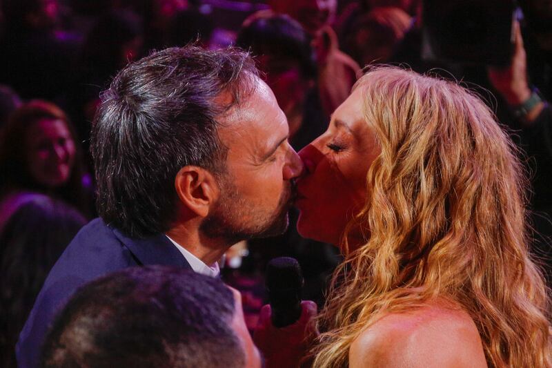 La animadora Karen Doggenweiler derrochó encanto y espontaneidad en la última noche del Festival de Viña del Mar 2025 y uno de los momentos más lúdicos fue cuando toreó a Rodrigo Sepúlveda para darse el tradicional piquito.
Si primero chacoteó con los fans de Morat, luciendo unos lentes rosados, estilo cotillón, fue cuando presentó a los ganadores de la competencia folclórica e internacional que sacó su lado más coqueto y jugado con su futuro compañero del matinal Mucho Gusto.
“Te lo cedo”, le dijo en primera instancia, aludiendo a la conocida frase del conductor de Meganoticias Alerta.
“Yo dije que iba a ser la animadora mas besada”, reiteró, lista para el piquito.
Pero, Sepúlveda como buen marido chileno, obediente de la esposa, le pidió un minuto para pedirle permiso a su mujer.
“Espérame, yo tuve que pedir autorización. ¿Dedo para arriba'“, consultó.
Pero ahí, Doggenweiler le tiró una frase de fémina empoderada, al más estilo Shakira.
“Las mujeres no pedimos autorización, Sepu”, señaló. Luego bromeó que levantó la “patita” y “cerré los ojitos”, jugueteó.
“Lo van a pedir todos los días en Mucho Gusto”, agregó Sepu, quien debuta este super lunes en el matinal de Mega.
“Besas tan bien”, cerró Doggenweiler, ama y señora del Festival de Viña del Mar, en su edición número 64.