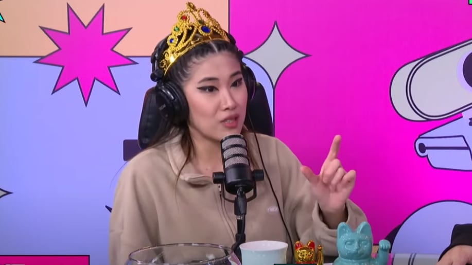 “La subdirectora médica (s) del Hospital Clínico de Magallanes, Erica Contreras, informó que la paciente que el lunes ingresó al centro asistencial en grave estado producto de un accidente de alta energía continúa en riesgo vital”. De esta forma el medio La Prensa Austral actualizó el estado en que se encuentra la joven influencer Shing Yang.
La streamer, conocida como Shinipan es conductora del espacio de Youtube “Ni tan basados” de CHV, encargada de comentar el reality Gran Hermano.
El lunes viajaba en taxi hacia hacia el aeropuerto de Magallanes, tras pasar unos días junto a sus amigos en Torres del Paine, momento que ocurrió el fatal accidente que terminó con la vida de seis personas, entre ella su compañera de viaje, la también influencer María Ignacia Celedón Pinto, “Marurockets”.
De los sobrevivientes, se encuentra el pololo de Marurockets, Ignacio Carrasco González, conocido como Dimenacho y Shing Yang, quien fue intervenida quirúrgicamente.
“En relación a la paciente de 29 años de edad que ingresó al Hospital Clínico producto de un accidente de alta energía, se encuentra hospitalizada en la Unidad de Pacientes Críticos, en riesgo vital, con pronóstico reservado, conectada a ventilación mecánica, con sedación”, indicó la especialista al citado medio.
Además, agregó que el equipo médico “espera que pueda evolucionar favorablemente desde el punto de vista hemodinámico”.
Respecto a Dimenacho se informó que luego de recibir las primeras atenciones en este centro asistencial fue derivado durante la noche del lunes a la Clínica RedSalud Magallanes.
Según se reveló, él joven de 32 años era el único que llevaba puesto el cinturón de seguridad.
“Solamente resultó con un par de fracturas, por lo tanto, se le estaría dando de alta durante los próximos días. Al parecer, esta persona sería la única que viajaba portando cinturón de seguridad”, sostuvo el fiscal regional Cristián Crisosto al diario El Pingüino.