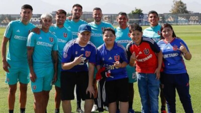 Niño hincha de la U agredido en Superclásico visitó el club azul por invitación del equipo