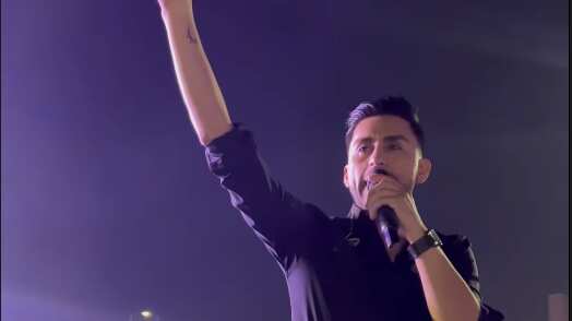 Una grave acusación y denuncia en carabineros estaría enfrentando el cantante de música tropical Héctor Muñoz, conocido como Kanela. Esto, por una supuesta agresión a uno de sus músicos durante un show por motivos de Fiestas Patrias.
Fue el medio Infama quien compartió la denuncia que realizaron vía mensaje, donde señalaron que el líder de Noche de Brujas habría estado bajo los efectos del alcohol.
“La denuncia fue hecha en la 44 comisaría de Lo Prado. El guitarrista se llama Fabián Ortiz y fue agredido con golpe de puño y patada porque ‘Canela’ está acostumbrado a hacer eso con sus trabajadores”, escribieron.