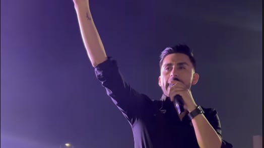 Una grave acusación y denuncia en carabineros estaría enfrentando el cantante de música tropical Héctor Muñoz, conocido como Kanela. Esto, por una supuesta agresión a uno de sus músicos durante un show por motivos de Fiestas Patrias.
Fue el medio Infama quien compartió la denuncia que realizaron vía mensaje, donde señalaron que el líder de Noche de Brujas habría estado bajo los efectos del alcohol.
“La denuncia fue hecha en la 44 comisaría de Lo Prado. El guitarrista se llama Fabián Ortiz y fue agredido con golpe de puño y patada porque ‘Canela’ está acostumbrado a hacer eso con sus trabajadores”, escribieron.