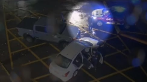 No fue una, dos ni tres, sino que cinco las veces que el comunicador Pablo Mackenna chocó en estado de ebriedad, siendo la última el pasado 19 de agosto, tal como quedó demostrado en las imágenes que Chilevisión Noticias reveló de manera inédita.
En las imágenes de las cámaras de seguridad de la comuna de Las Condes se ve su camioneta cruzar una transitada calle de Las Condes, chocando de frente contra un taxi, reventando todos los airbags por el fuerte impacto. El escritor se baja del vehículo y se queda de pie, durante 12 segundos bajo la lluvia, mirando el desastre que había ocasionado. Tras ello, toma el celular y regresa al asiento de su vehículo a la espera de carabineros.