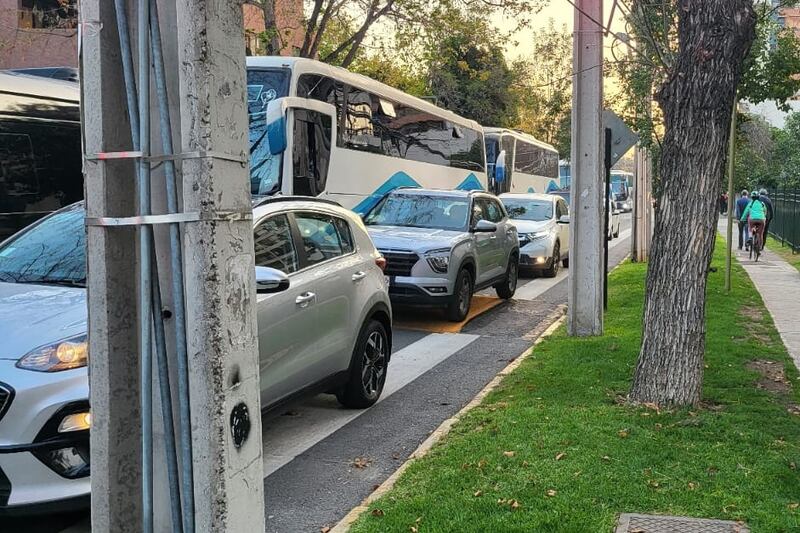Los hinchas del club argentino se tomaron varias cuadras de la calle La Capitanía antes que Carabineros llegara a retirarlos y trasladarlos al estadio Monumental.