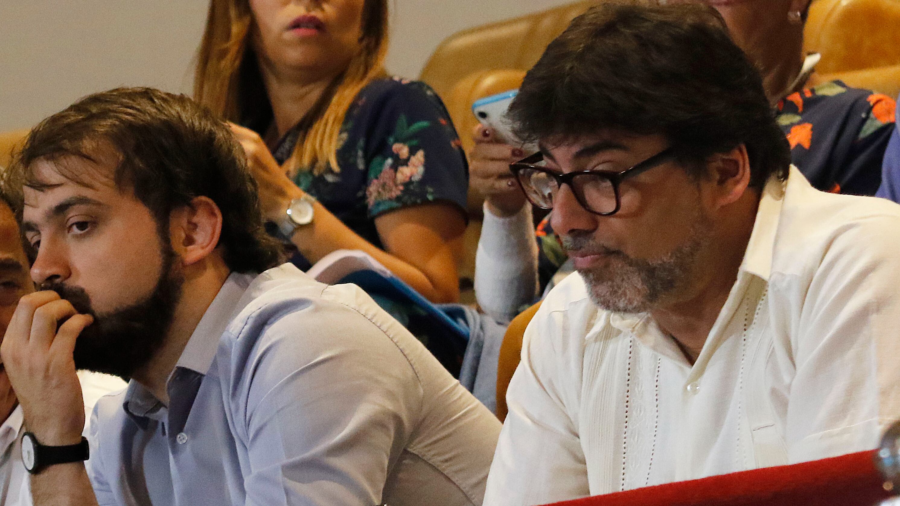 Jorge Sharp y Daniel Jadue miran una sesión parlamentaria en 2019. / AGENCIAUNO
