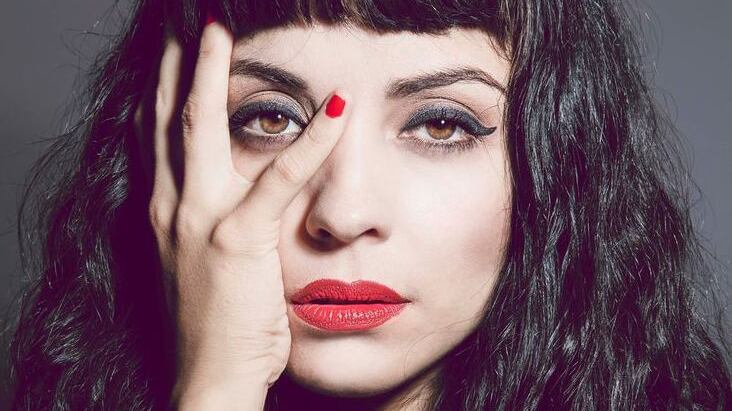 Mon Laferte dijo que en Rojo eran explotadores de mierda.