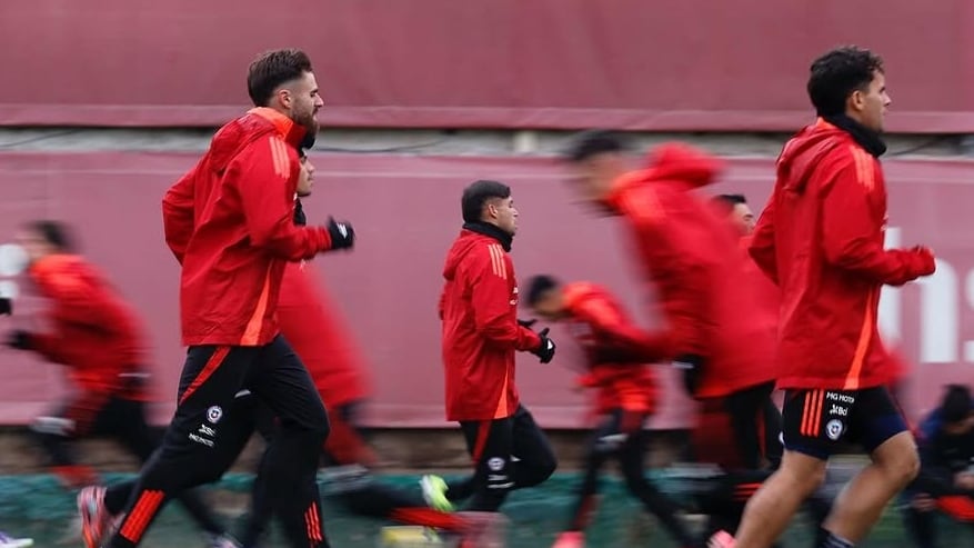 El técnico Nicolás Córdova trabajó con dos posibles formaciones para enfrentar este martes a Uruguay en el Estadio Nacional.