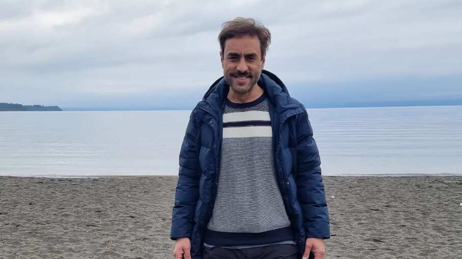 El actor Álvaro Gómez se aburrió de las teleseries y el mundo de la televisión y se fue con camas y petacas al sur de país, para iniciar un nuevo estilo de vida, alejado de las luces, las cámaras y el “ego y frivolidad” del ambiente artístico. 
Así lo contó en entrevista con el medio LUN, donde confesó que está feliz, disfrutando de las maravillas de la ciudad de Osorno, donde se radicó junto a su familia.