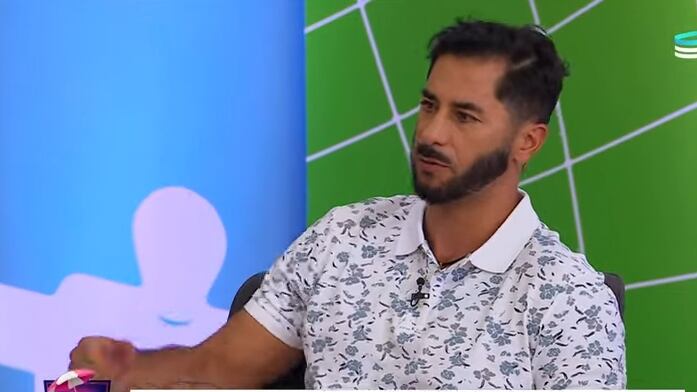 El retirado futbolista es comentarista deportivo en el programa "Todos somos técnicos", del canal deportivo TNT Sports.