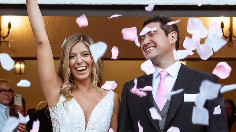 La periodista deportiva se casó el pasado fin de semana, y tras la boda anunció que regalará su vestido de diseño a una pareja que no pueda pagar una prenda como la suya.