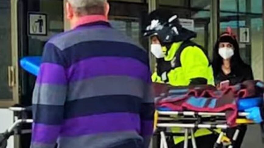 Niño encerrado en camioneta