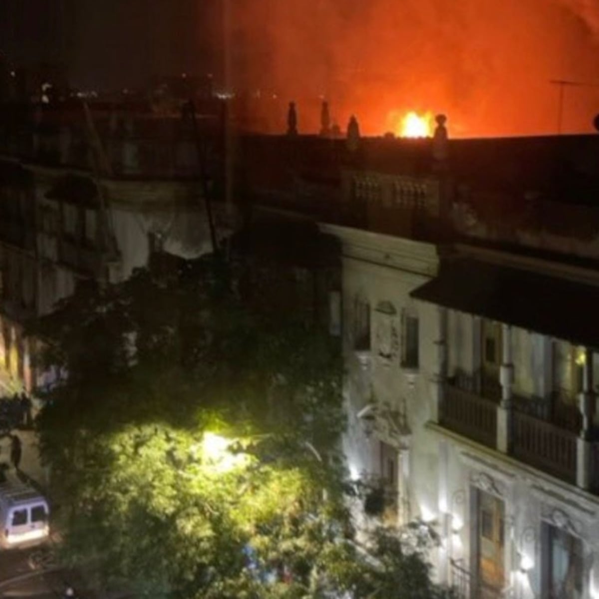 Incendio destruye casona en Santiago: mujer cae desde tercer piso Incendio destruye casona en Santiago: mujer cae desde tercer piso