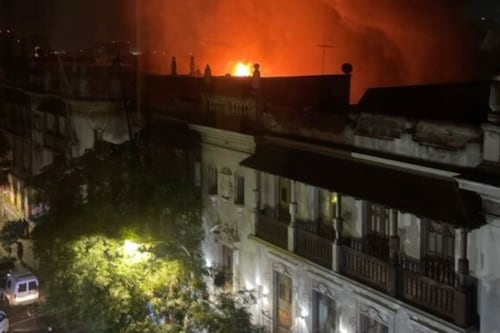 Incendio destruye casona en el centro de Santiago: mujer se lanzó desde tercer piso y cayó sobre un carabinero