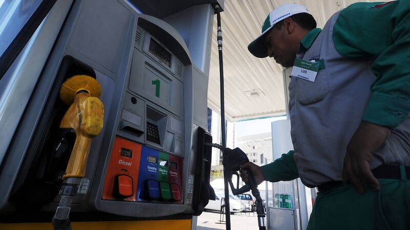 Bajan las bencinas: Todos los combustibles tendrán una caída este jueves, menos la de 97