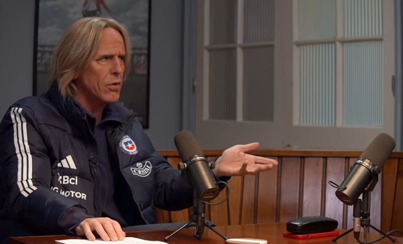 El comediante realizó hilarante imitación del entrenador de la selección chilena.