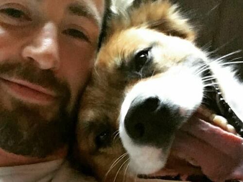 Chris Evans comparte fotos con su mascota y demuestra que tiene una personalidad bondadosa