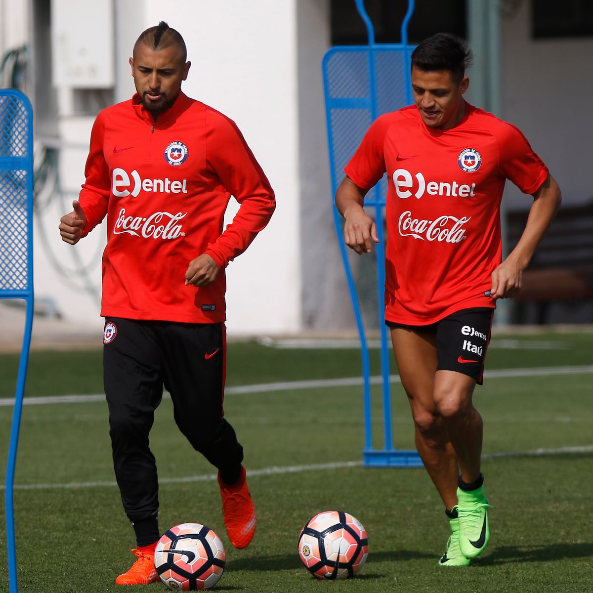 Arturo Vidal emocionado por enfrentar a Alexis Sánchez en Chile Arturo Vidal emocionado por enfrentar a Alexis Sánchez en Chile