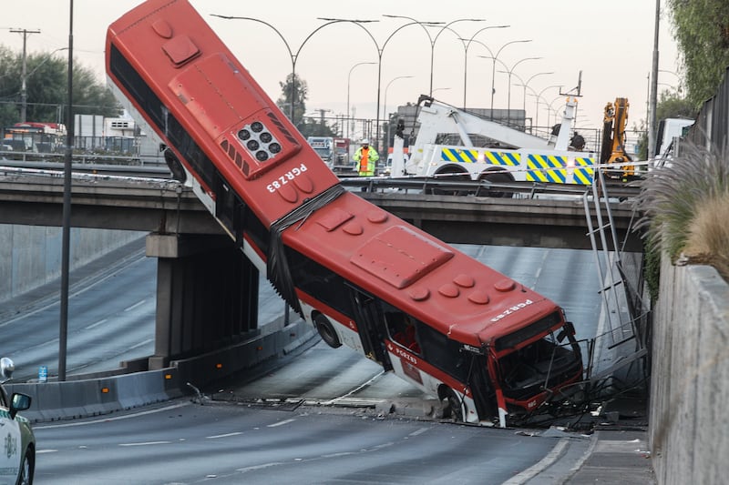 Bus Red cae desde puente Departamental | 19 DE ABRIL DE 2025 / SANTIAGO
Accidente Vehicular en Departamental y Ruta 5 entre un vehículo menor y un Bus Red, este último termina perdiendo el control callendo hacia el paso bajo nivel de Ruta 5 en la comuna de San Miguel
FOTO: DIEGO MARTIN / AGENCIAUNO