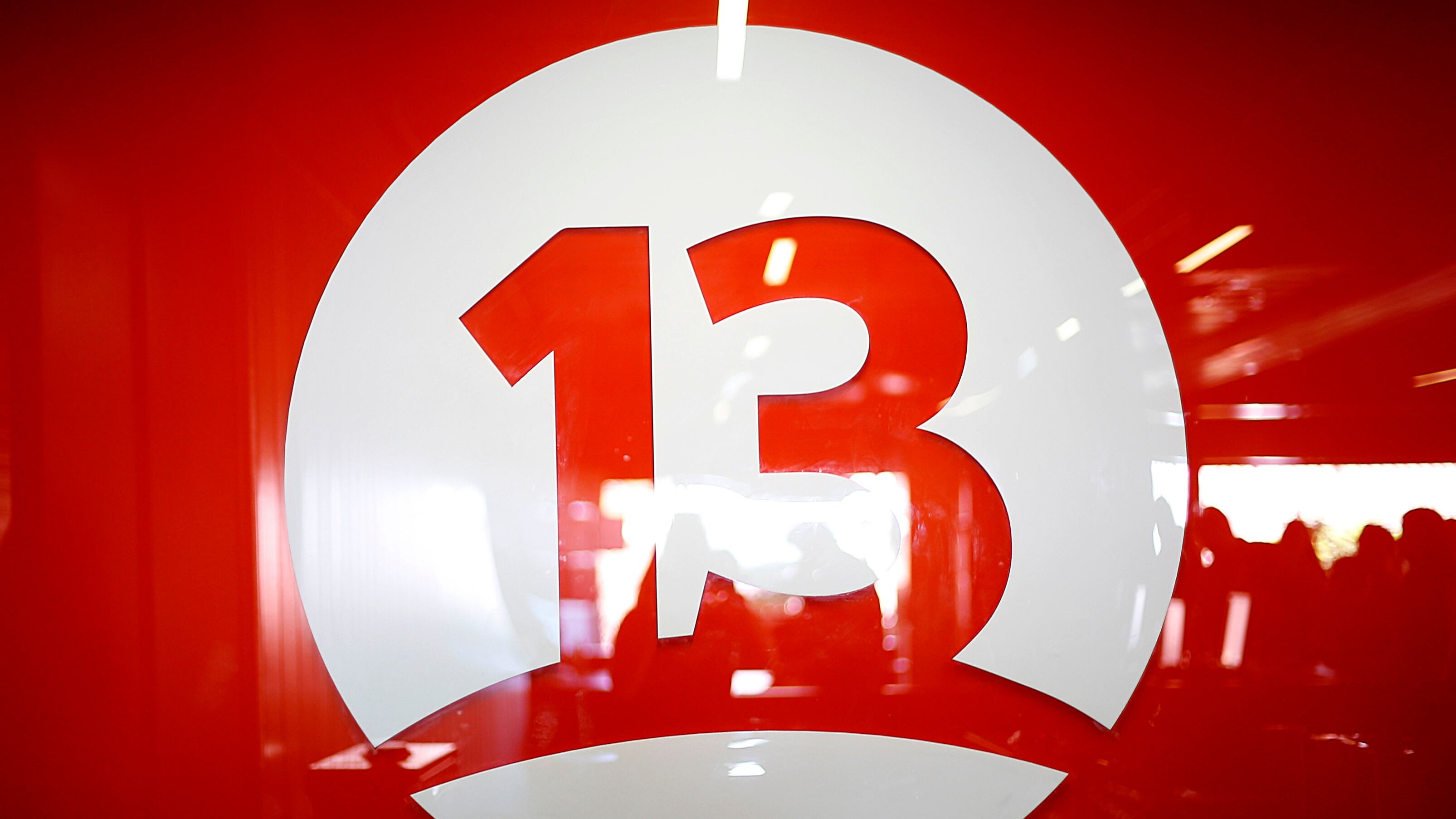 El late de Canal 13 se emite de lunes a jueves, y desde las 1:00 a las 6:00 de la madrugada, en las plataformas digitales de la señal privada. Es conducido por Andrés Ramírez, Stefani Petersen y Eduardo Aguilera.