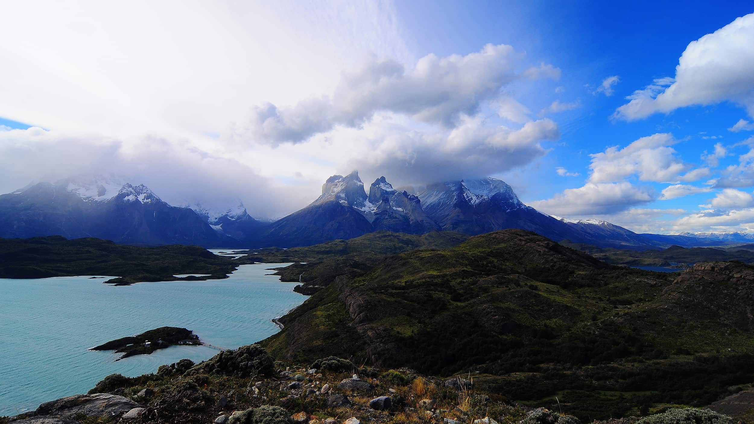 Vistas Generales Torres del Paine | Las Torres del Paine se ubican a 312 Klm al Norte de Punta Arenas, ciudad capital de la Duodecima Region de Magallanes y Antartida Chilena. El Parque Nacional tiene una superficie de 242.242 klm, es uno de los parques mas importantes del pais y el tercero en cantidad de visitas, de las cuales el 75 % es extranjero. El Parque fue creado el 13 de mayo de 1959 y en 1978 la Unesco lo declaro Reserva de la Biosfera.