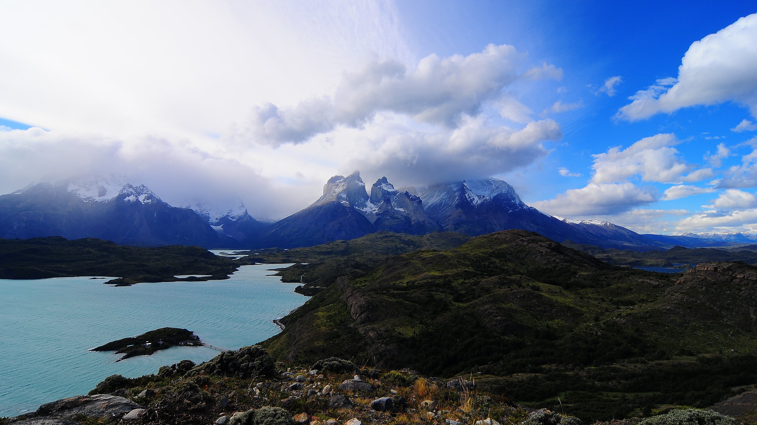 Vistas Generales Torres del Paine | Las Torres del Paine se ubican a 312 Klm al Norte de Punta Arenas, ciudad capital de la Duodecima Region de Magallanes y Antartida Chilena. El Parque Nacional tiene una superficie de 242.242 klm, es uno de los parques mas importantes del pais y el tercero en cantidad de visitas, de las cuales el 75 % es extranjero. El Parque fue creado el 13 de mayo de 1959 y en 1978 la Unesco lo declaro Reserva de la Biosfera.