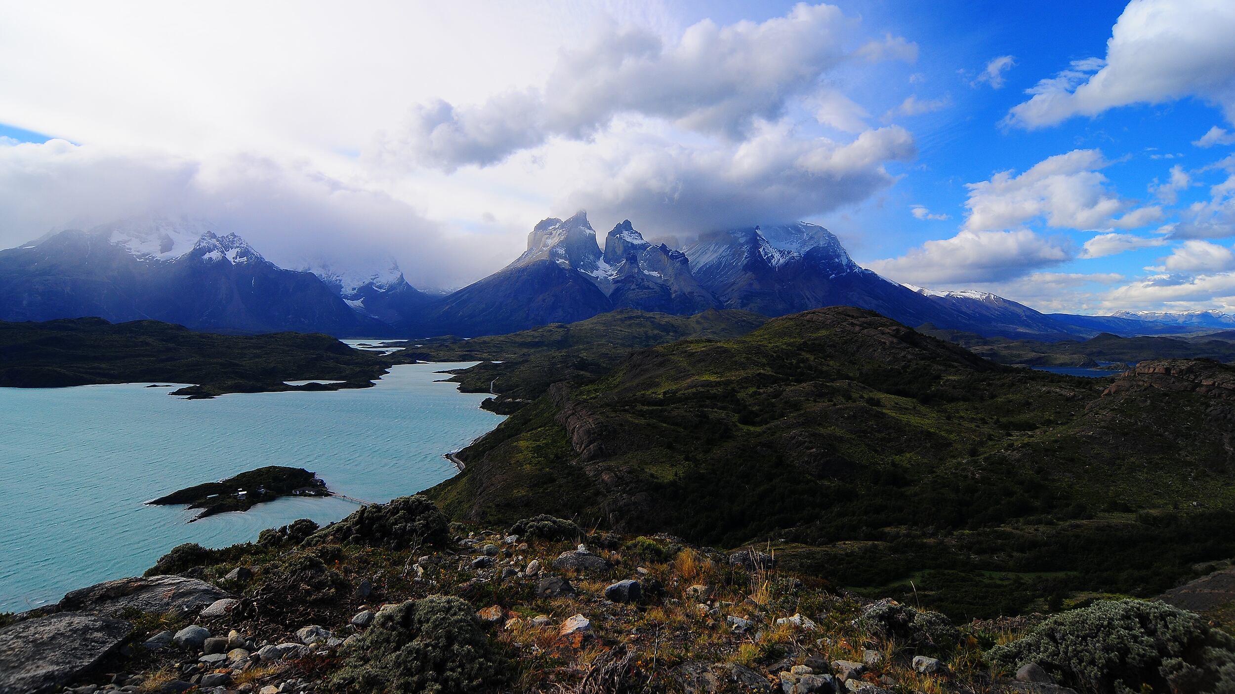 Vistas Generales Torres del Paine | Las Torres del Paine se ubican a 312 Klm al Norte de Punta Arenas, ciudad capital de la Duodecima Region de Magallanes y Antartida Chilena. El Parque Nacional tiene una superficie de 242.242 klm, es uno de los parques mas importantes del pais y el tercero en cantidad de visitas, de las cuales el 75 % es extranjero. El Parque fue creado el 13 de mayo de 1959 y en 1978 la Unesco lo declaro Reserva de la Biosfera.