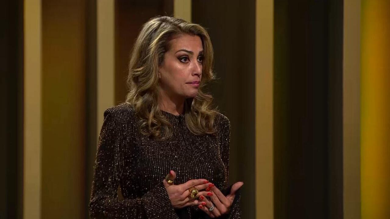 Este viernes 14 de marzo vuelve Podemos Hablar el receso veraniego, durante la emisión del Festival de Viña del Mar 2025.
En esta ocasión contó con la presencia de la ex modelo y periodista Titi Ahubert, quien por estos días vive con el fantasma del desalojo luego que saliera a remate la vivienda que compartía con su marido Daniel Sauer, quien se encuentra hace casi un año privado de libertad por el bullado caso Factop.
Fue en la primera estación donde Ahubert se refirió a su actual estado de salud, el cual, debido al mal momento económico y familiar que está viviendo, comentó que está pesando 44 kilos.
“Estoy muy estresada y así es muy difícil mantener un peso estable”, manifestó, agregando que incluso vivió un momento extremo en la vía pública debido a su estado de salud.
“Me desmayé en la calle... Estaba con uno de mis amigos, íbamos a comprar el uniforme escolar de mi hija y me desmayé”, relató en el capítulo que saldrá emitido esta noche, al cual tuvo acceso Publimetro como adelanto.
“Hay momentos que no como, que se me olvida, se me va. No es mi prioridad, mi prioridad son mis hijos”.
Relación con su marido
En relación al posible desalojo ante la eventual venta de su casa producto del remate, la modelo señaló que “el remate al final no se realizó, no hubo gente que quisiera la casa”, esto porque ella aún se encuentra viviendo ahí y el comprador tendría que hacerse cargo del desalojo.
“Aquí hay un usufructo y un bien familiar a favor de mis hijos y de mí, entonces el tema de dejar la casa en este momento no lo veo posible... O sea, no tengo nada. Lo único que tengo son mis hijos”.
Finalmente, reiteró que “me quiero quedar el mayor tiempo posible, porque en este momento no tengo otro escenario”.