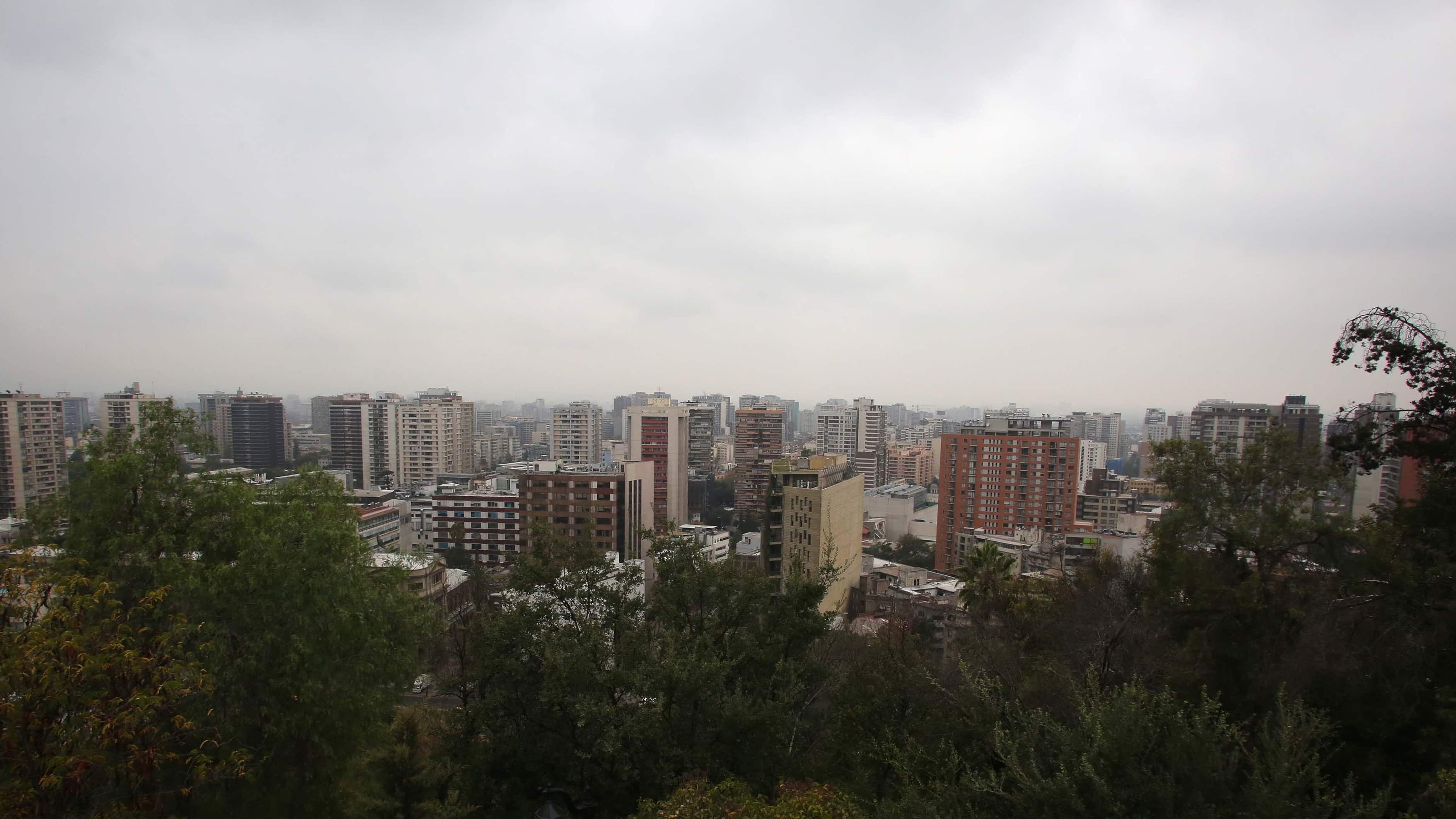 Dia nublado en Santiago | 12 de Abril de 2016/SANTIAGO
Dia nublado en Santiago. El Servicio de Meteorología de la Armada, anuncio un frente de mal tiempo que afectará desde el jueves a la zona centro del país, con lluvia de intensidad variable hasta el día domingo.
FOTO: FELIPE GUARDA/AGENCIAUNO