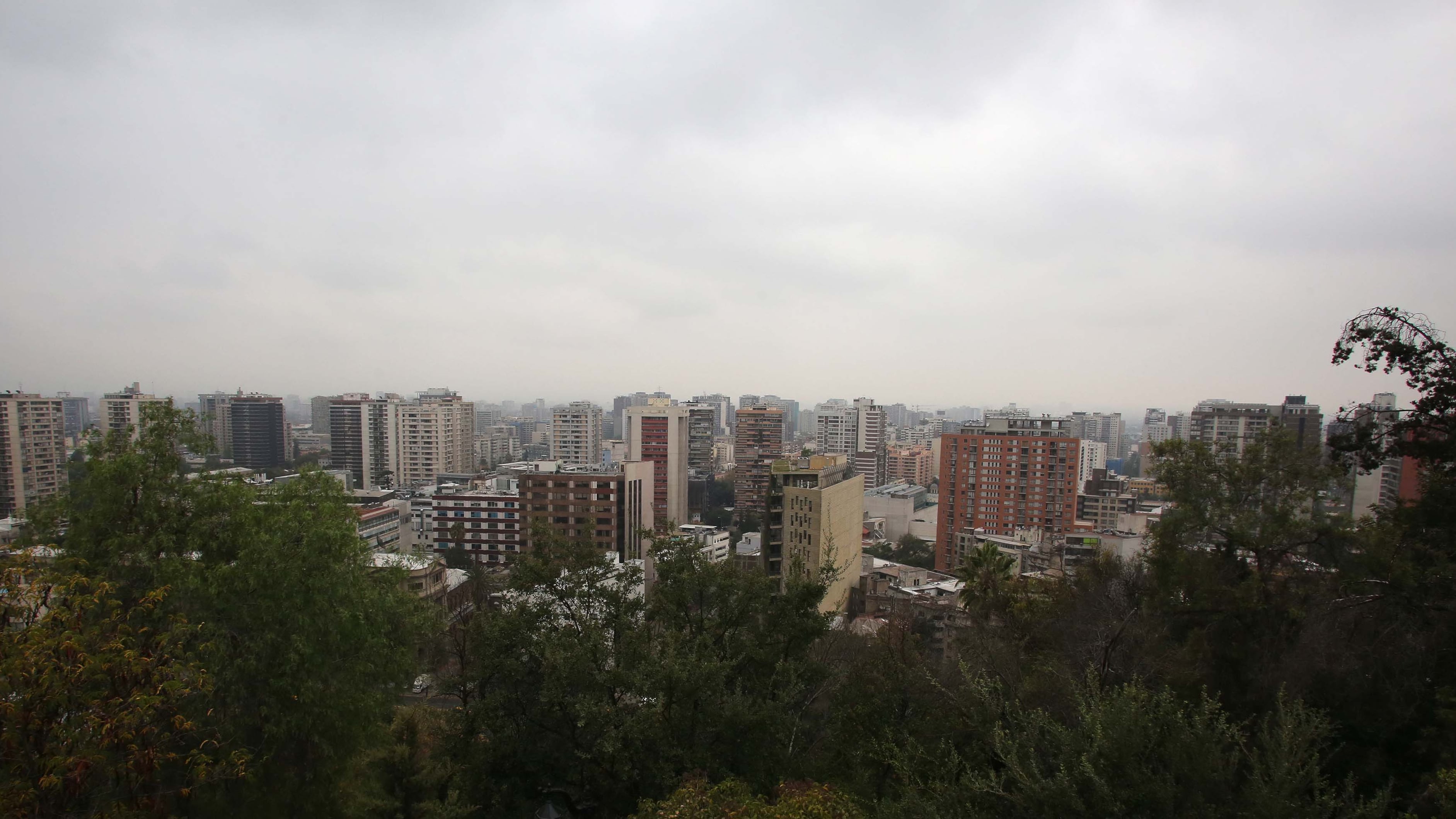 Dia nublado en Santiago | 12 de Abril de 2016/SANTIAGO 
Dia nublado en Santiago. El Servicio de Meteorología de la Armada, anuncio un frente de mal tiempo que afectará desde el jueves a la zona centro del país, con lluvia de intensidad variable hasta el día domingo.
FOTO: FELIPE GUARDA/AGENCIAUNO