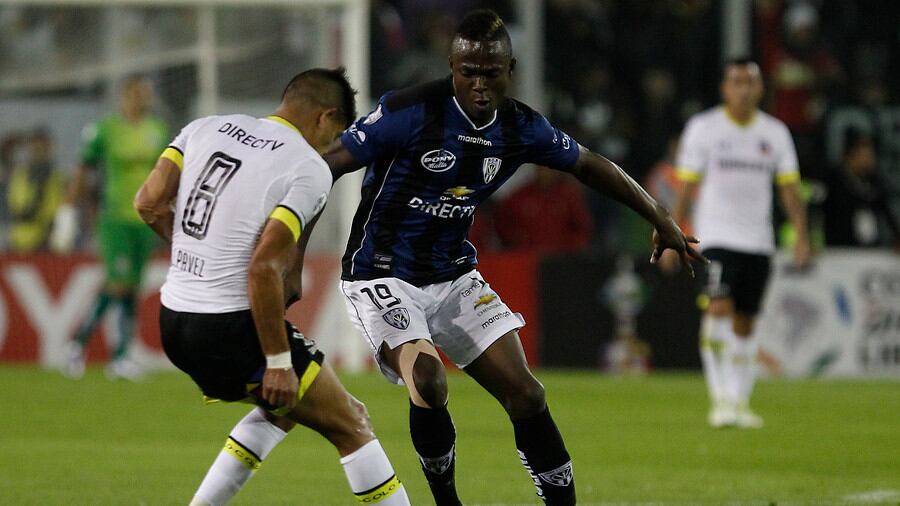 José Angulo jugando contra Colo Colo en la Libertadores 2016