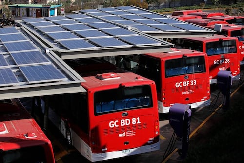 Ministro de Transportes descarta reducir flota de buses en la RM para bajar costos: asegura que ajustes no afectarán el servicio