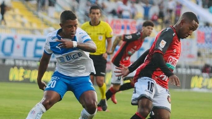 La Comisión de Árbitros sancionó al juez Rodrigo Carvajal por reconocer que recibió camisetas de regalo de parte de la UC al finalizar el partido que los estudiantiles disputaron ante Deportes Limache.