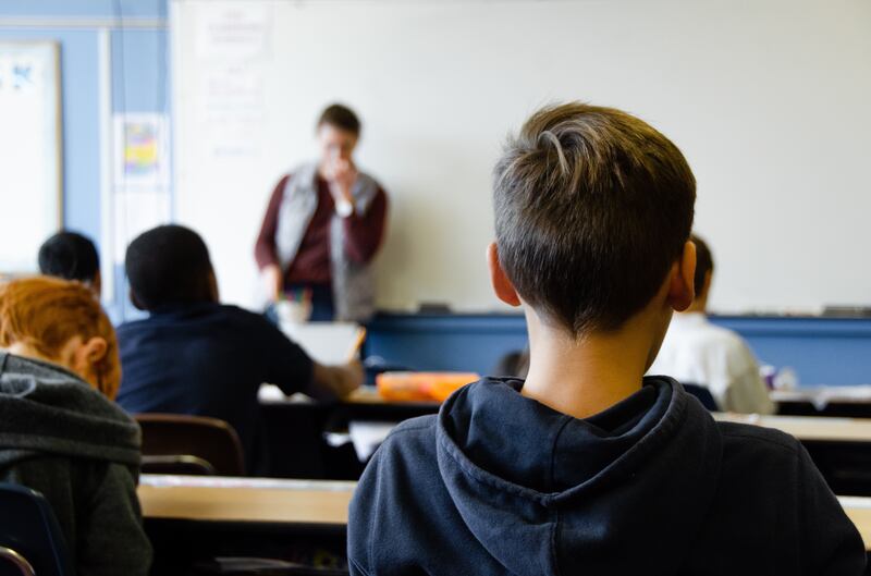 Alumno tuvo fuertes dolores en el oído y en la cabeza tras recibir la bofetada del profesor.