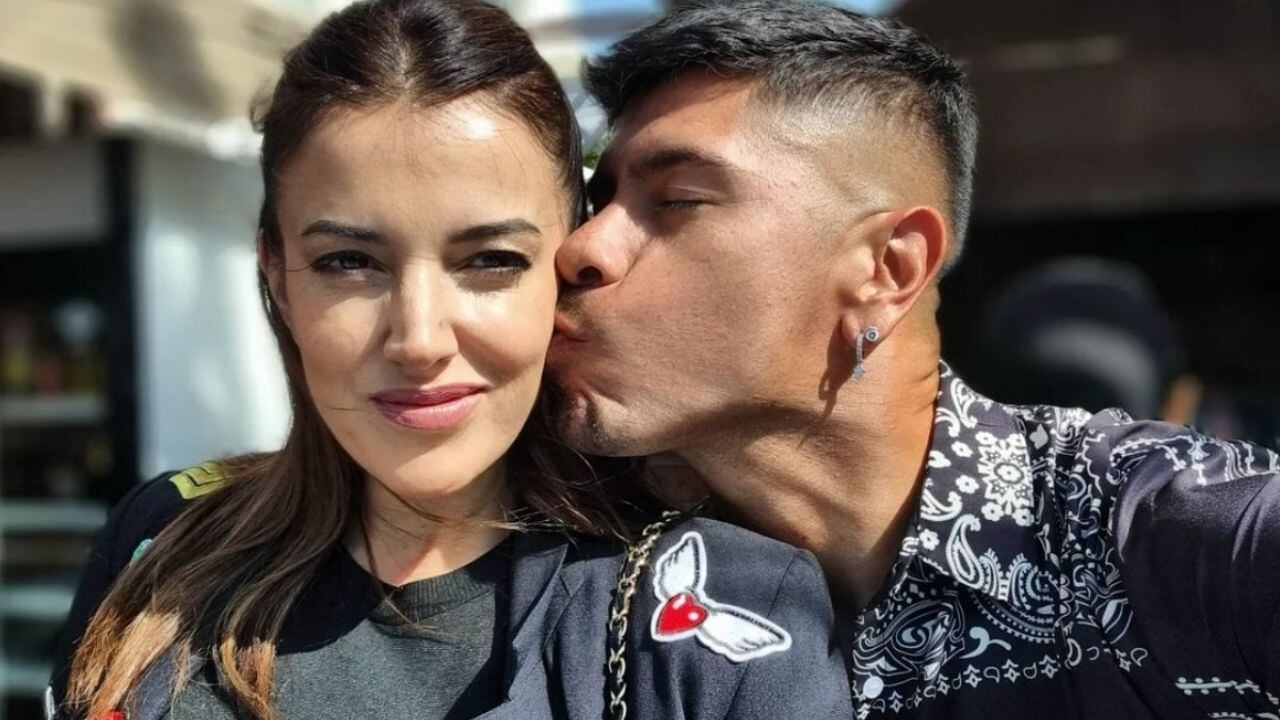 Revuelo generó hace un par de semanas el quiebre amorosos entre Diego Sánchez y Yamila Reyna, quienes llevaban un buen rato caminando de mano y solían gritarle su amor a los cuatro vientos en las redes sociales.
Todo surgió cuando salieron a la luz unas conversaciones pasada para la punta del “Mono” con otra mujer, cuestión que generó que la comediante argentina le diera la PLR por frescolín.
Sin embargo, todo eso habría quedado en el pasado. Así nomás, pues todo apunta que las disculpas y muestras de arrepentimiento del actual arquero de Coquimbo Unido tuvieron efecto y que la animadora de TVN le habría dado una nueva oportunidad.