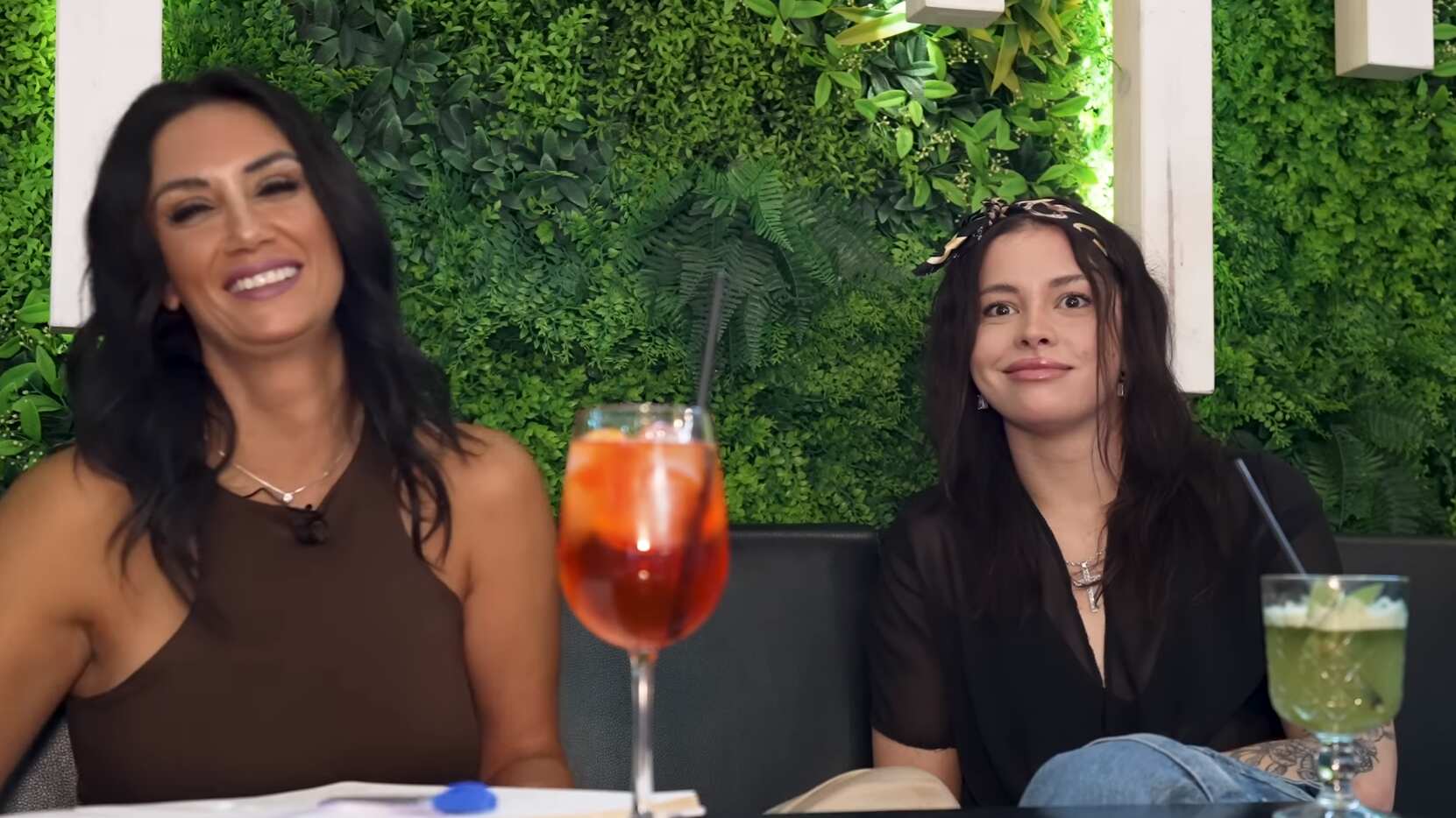 Todo ocurrió cuando la conductora del espacio digital le preguntaba la edad a su entrevistada. “25 años”, respondió ella. “Maldita, puedes ser mi hija”, le dijo Pamela Díaz.
“¿Tú me conocías antes?”, le preguntó la modelo, a lo que compositora le contestó que sí, “¿Dónde fue la primera vez que viste?, insistió la expanelista de Me Late.
“Ay, no sé, en la tele, cuando chica”, dijo, generando la reacción de Díaz, debido a que, indirectamente, le hizo ver lo “vieja” que estaba, aunque ella no entendía nada: “¿De qué se ríen?”, preguntaba.
Sin embargo, la exconductora de Mochileros en TVN, se lo tomó con humor, como es la tónica en su espacio: “Mi mamá me llevó a Mekano y te vi”, bromeó, simulando ser Soulfia cuando pequeña.
Cabe señalar que la intérprete, nominada a Mejor Artista de Música Urbana, en los próximos Premios Pulsar, reaccionó a su participación en las redes sociales.
“Te adoro. Gracias por invitarme, lo pasé tan bien”, escribió la cantante en la publicación que subió Pamela Díaz a Instagram.