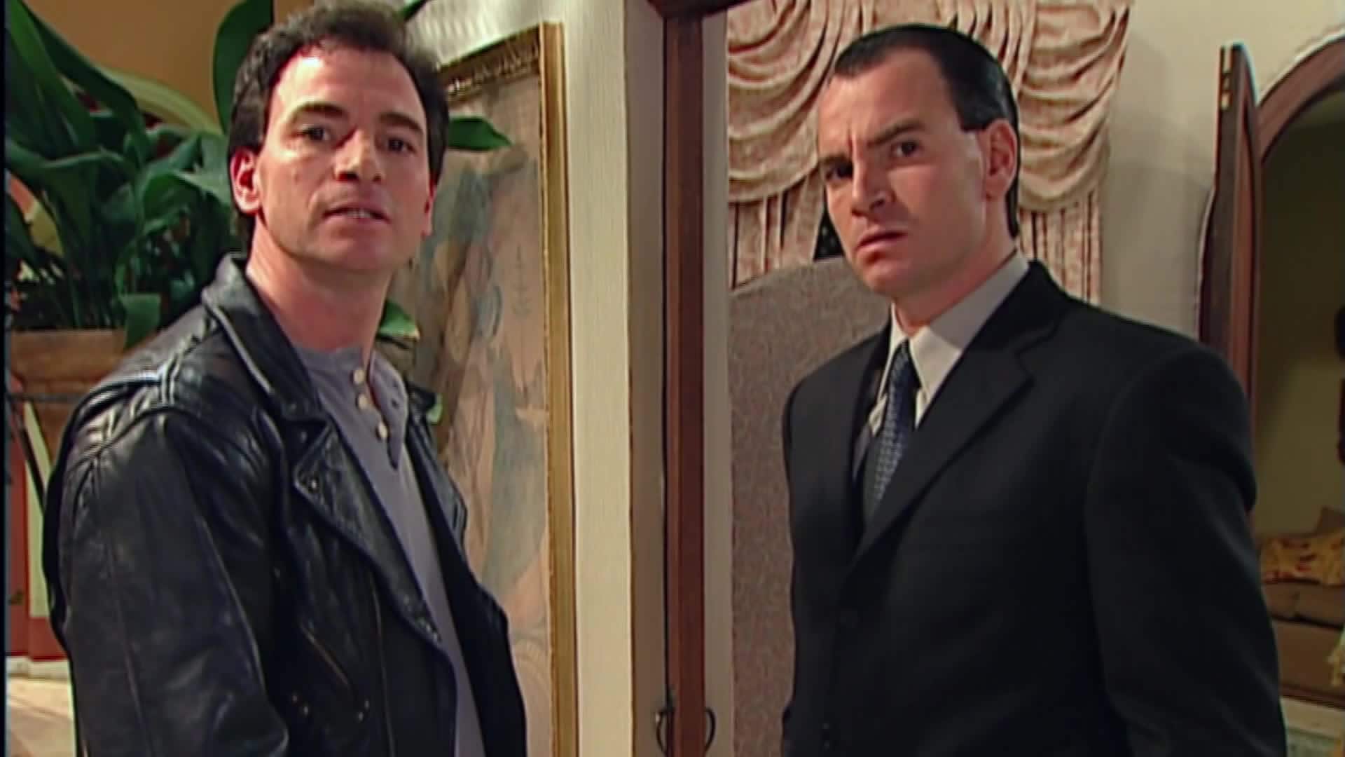 Recientemente, se dio a conocer que TVN concretó una alianza con la productora Río Estudios, liderada por el actor Pablo Díaz, con el fin de volver a realizar teleseries.
Roberto Cisternas, director de programación de la señal estatal, reveló a Diario Financiero que una de las opciones que están barajando es hacer remakes de ficciones de la denominada “época de oro”.