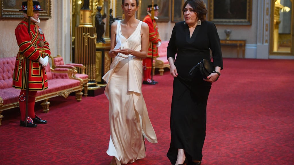 Rose Hanbury, de blanco, en una ceremonia en el Palacio de Buckingham en 2019.