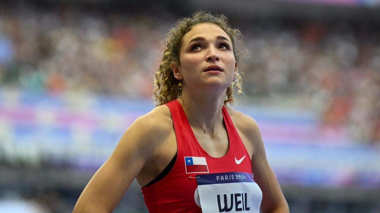 Martina Weil hizo su estreno en los Juegos Olímpicos París 2024 con una emocionante carrera de 400 metros planos que la tuvo al borde de la clasificación directa a semifinales de la categoría.
La nacional, hija de los reconocidos atletas, el chileno Gert Weil y la colombiana Ximena Restrepo, integró la tercera serie, que se la adjudicó la británica Amber Anning, con un tiempo de 49,68 segundos.
Martina, en tanto, registró 51,15 segundos (clasificó a París con 51,05 segundos), a tan solo 0,11 centésimas de la tercera clasificada en la serie, la mexicana Paola Morán. Segunda de la carrera de Weil culminó la neerlandesa Lieke Klaver (49,96 segundos).
La atleta nacional, actual campeona panamericana de la disciplina, dejó buenas sensaciones en la pista atlética del Stade de France y ahora se prepara para el repechaje.
La carrera de Martina Weil no estuvo libre de polémica, luego de que se registrara una partida en falsa y se tuviera que repetir el inicio de la serie.
Tras unos segundos de revisión, se determinó que las atletas habían partido bien, y que el error era de la organización.
En cuanto a la reacción de salida, Martina Weil fue una de las más rápidas, con 0,178 segundos.
Tras terminar en cuarto lugar, la atleta nacional no pudo clasificar directo a la semifinal, pero se jugará su paso a la importante instancia olímpica este martes, en el repechaje. La carrera está programada a las 05.20 horas de Chile.