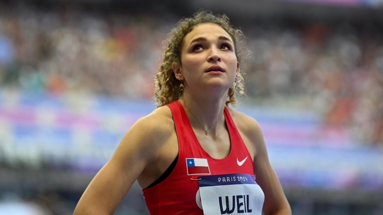 Martina Weil hizo su estreno en los Juegos Olímpicos París 2024 con una emocionante carrera de 400 metros planos que la tuvo al borde de la clasificación directa a semifinales de la categoría.
La nacional, hija de los reconocidos atletas, el chileno Gert Weil y la colombiana Ximena Restrepo, integró la tercera serie, que se la adjudicó la británica Amber Anning, con un tiempo de 49,68 segundos.
Martina, en tanto, registró 51,15 segundos (clasificó a París con 51,05 segundos), a tan solo 0,11 centésimas de la tercera clasificada en la serie, la mexicana Paola Morán. Segunda de la carrera de Weil culminó la neerlandesa Lieke Klaver (49,96 segundos).
La atleta nacional, actual campeona panamericana de la disciplina, dejó buenas sensaciones en la pista atlética del Stade de France y ahora se prepara para el repechaje.
La carrera de Martina Weil no estuvo libre de polémica, luego de que se registrara una partida en falsa y se tuviera que repetir el inicio de la serie.
Tras unos segundos de revisión, se determinó que las atletas habían partido bien, y que el error era de la organización.
En cuanto a la reacción de salida, Martina Weil fue una de las más rápidas, con 0,178 segundos.
Tras terminar en cuarto lugar, la atleta nacional no pudo clasificar directo a la semifinal, pero se jugará su paso a la importante instancia olímpica este martes, en el repechaje. La carrera está programada a las 05.20 horas de Chile.