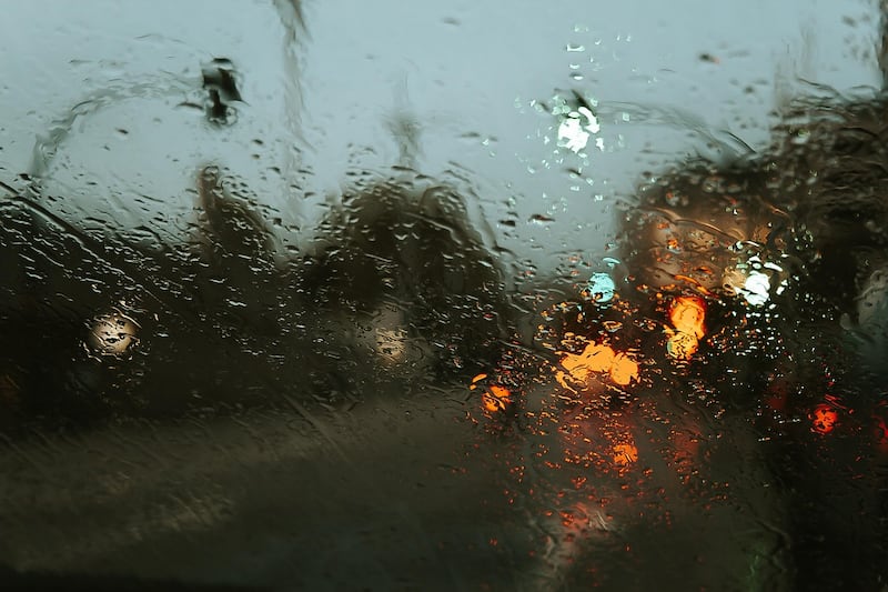 Lluvia vuelve a Santiago: pronostican chubascos para el lunes y estos son los sectores donde caerán