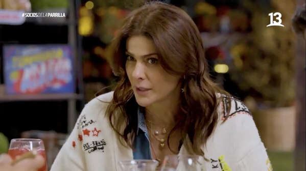 Tonka Tomicic generó coletazos su participación en Socios de la Parrilla.
En “Socios de la Parrilla”, Pancho Saavedra, Jorge Zabaleta y Pedro Ruminot conversaron con la modelo y animadora, Tonka Tomicic
En la conversación, Tonka Tomicic recordó su paso por la animación del matinal Bienvenidos y su regreso a la televisión en su rol de jurado en el programa Starstruck. Asimismo, aseguró que llegó a la televisión gracias a Felipe Camiroaga, quien la llamó para reemplazar a Karen Doggenweiler en el “Pase lo que Pase”. Además, aprovechó la instancia y abrió su intimidad refiriéndose al diagnóstico de Alzheimer de su madre y a las ganas de ser mamá.