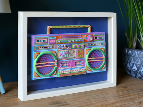 Artistas reinventan la nostalgia sonora con esculturas de papel